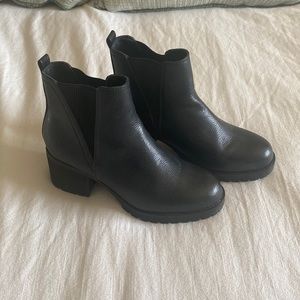 Black leather Chelsea boot
